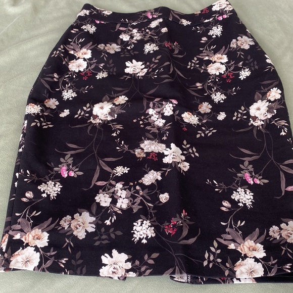 Women's Skirts Beautiful and very good condition - Picture 15 of 16